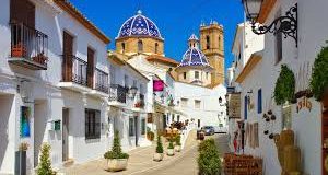 Altea Pittoresk dorpje Altea - Spanje met kerkje op achtergrond